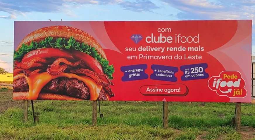 Outdoor do iFood com a peça Clube iFood, seu delivery rende mais em Primavera do Leste