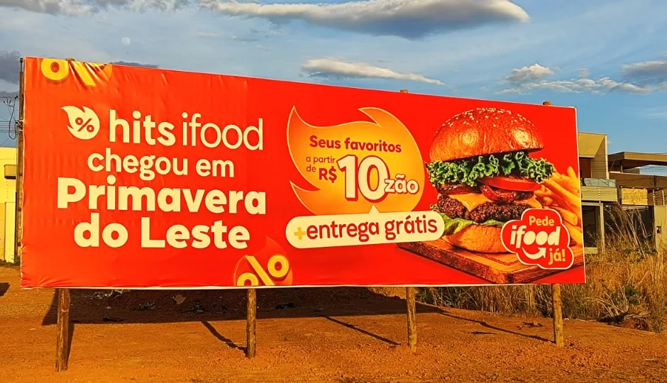 Outdoor do iFood com a peça hits iFood chegou em Primavera do Leste, pratos a partir de R$ 10 e entrega grátis