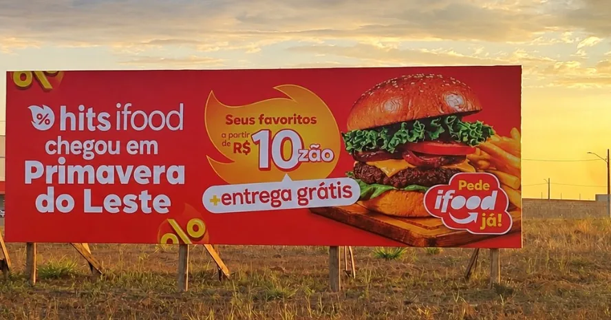 Outdoor do hits iFood em outro ponto de Primavera do Leste, ao pôr do sol